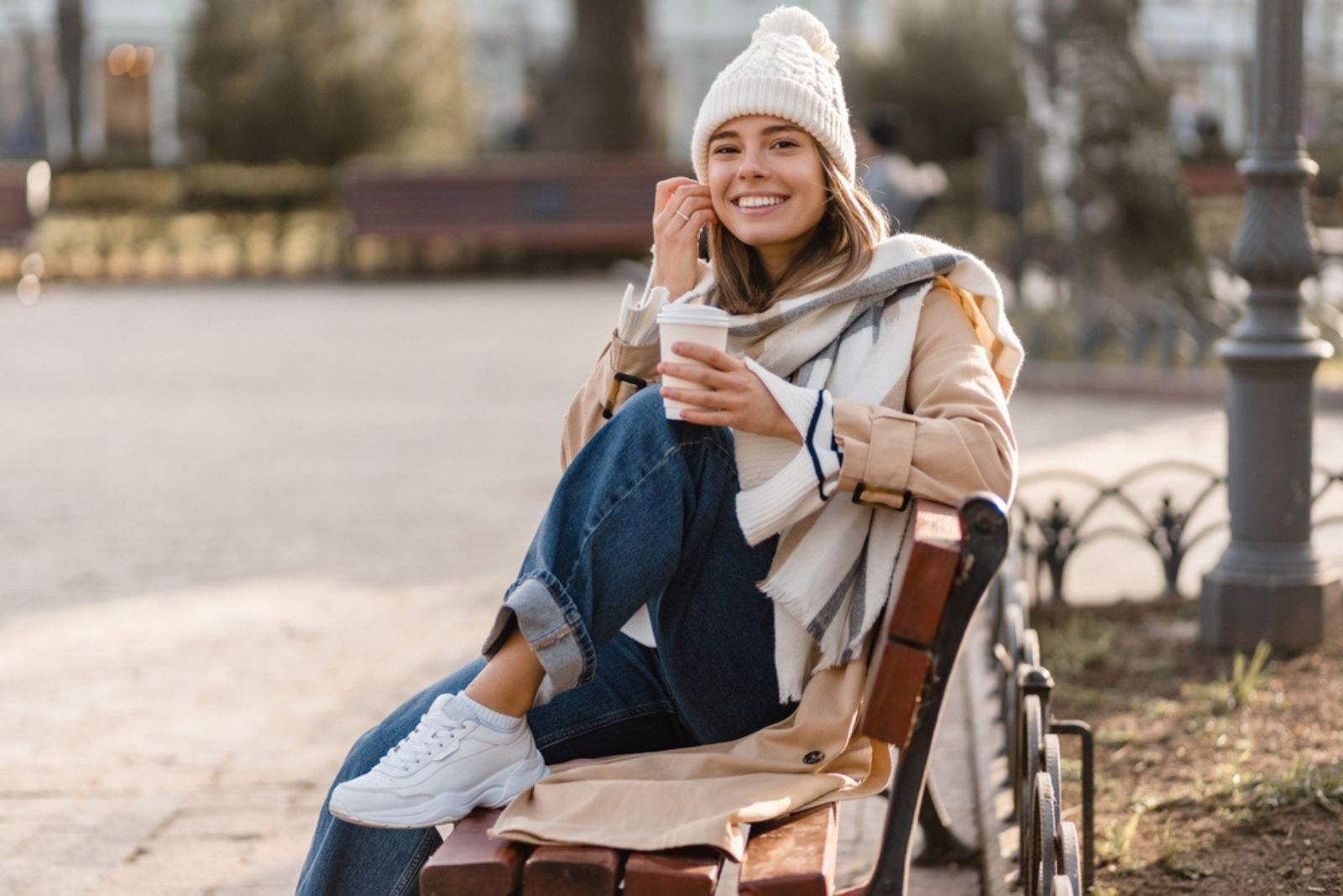 femme souriante sur un banc en plein air