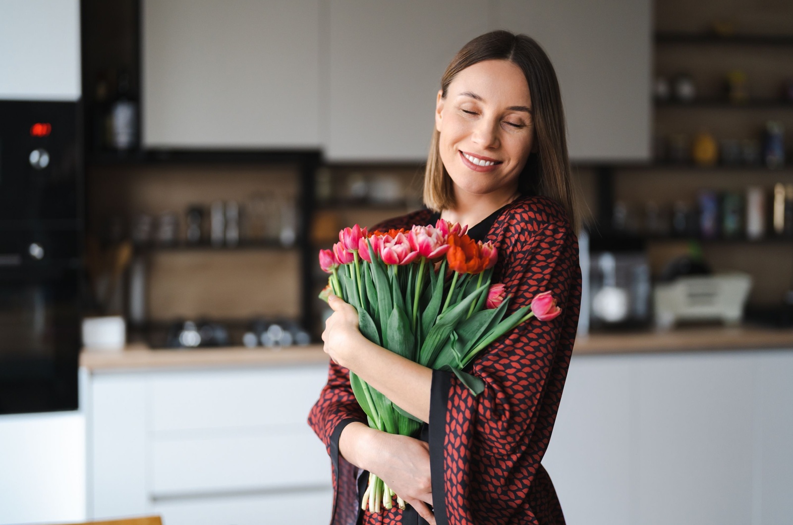 femme tenant des fleurs