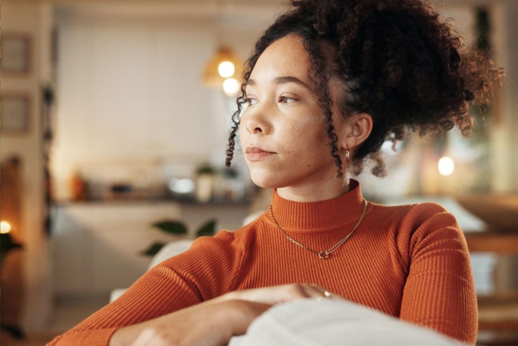 fille pensive aux cheveux ébouriffés