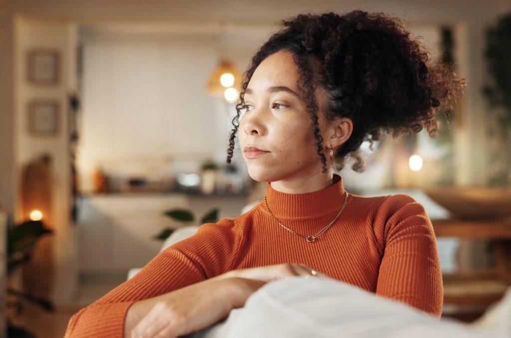 fille pensive aux cheveux ébouriffés