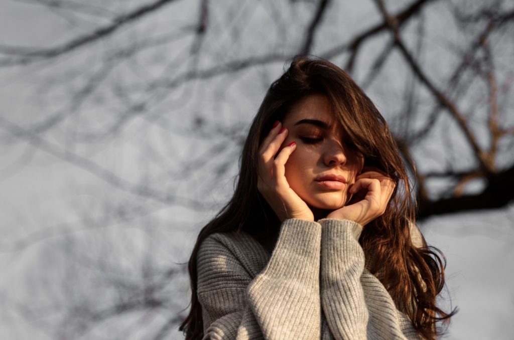 fille pensive aux longs cheveux bruns