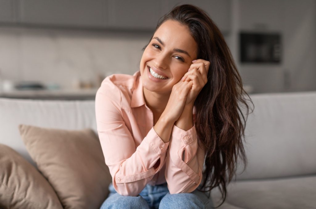 fille souriante aux longs cheveux noirs