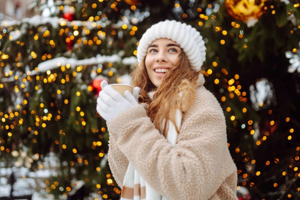 fille souriante avec une casquette blanche