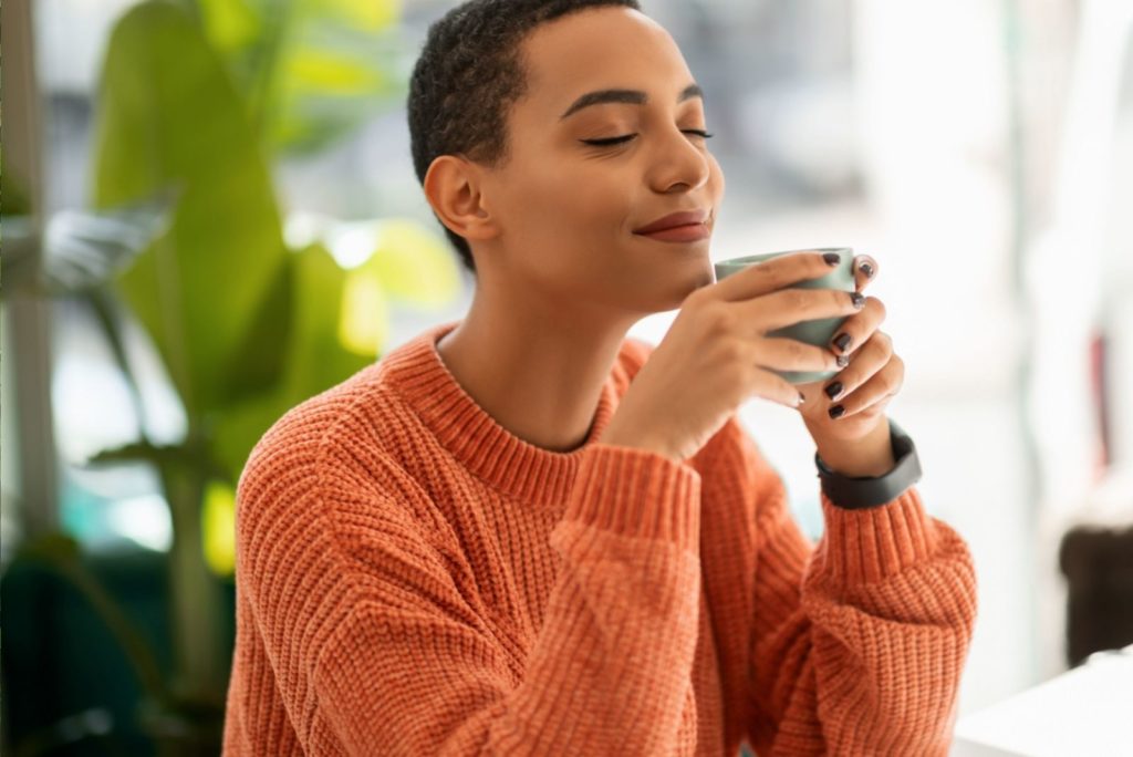 fille souriante avec une tasse à la main