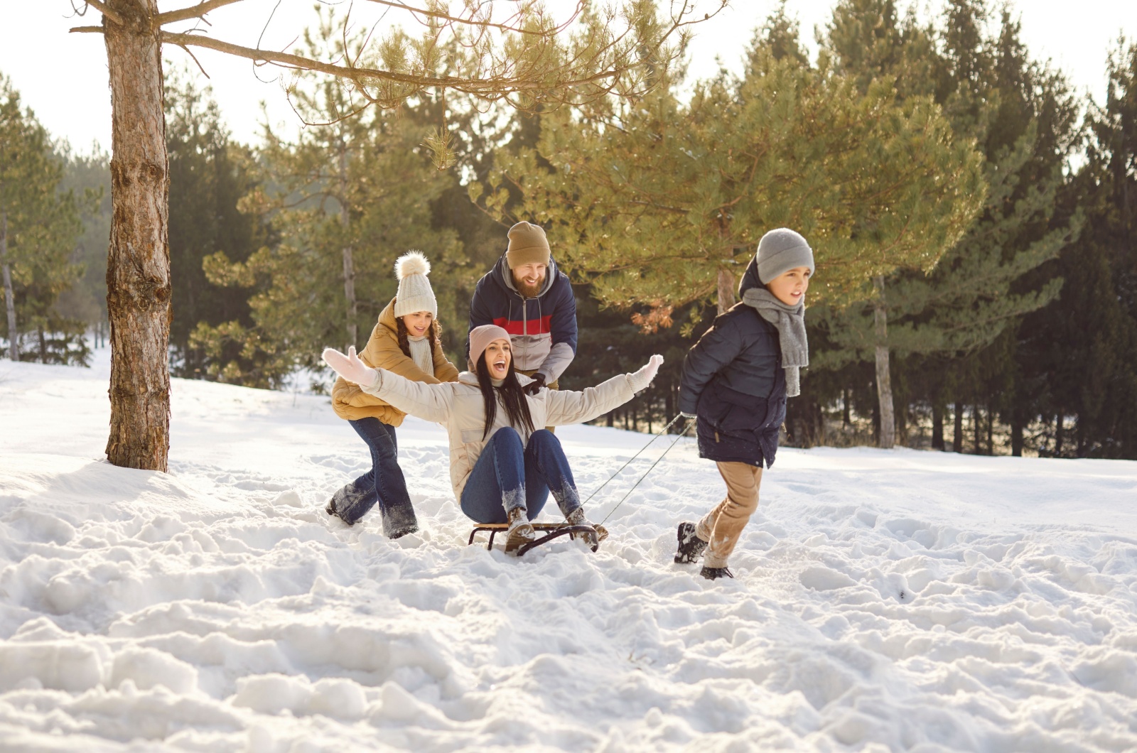 groupe damis heureux en hiver