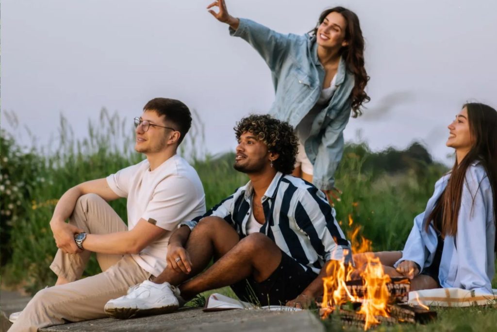 groupe d'amis s'amusant au coin du feu