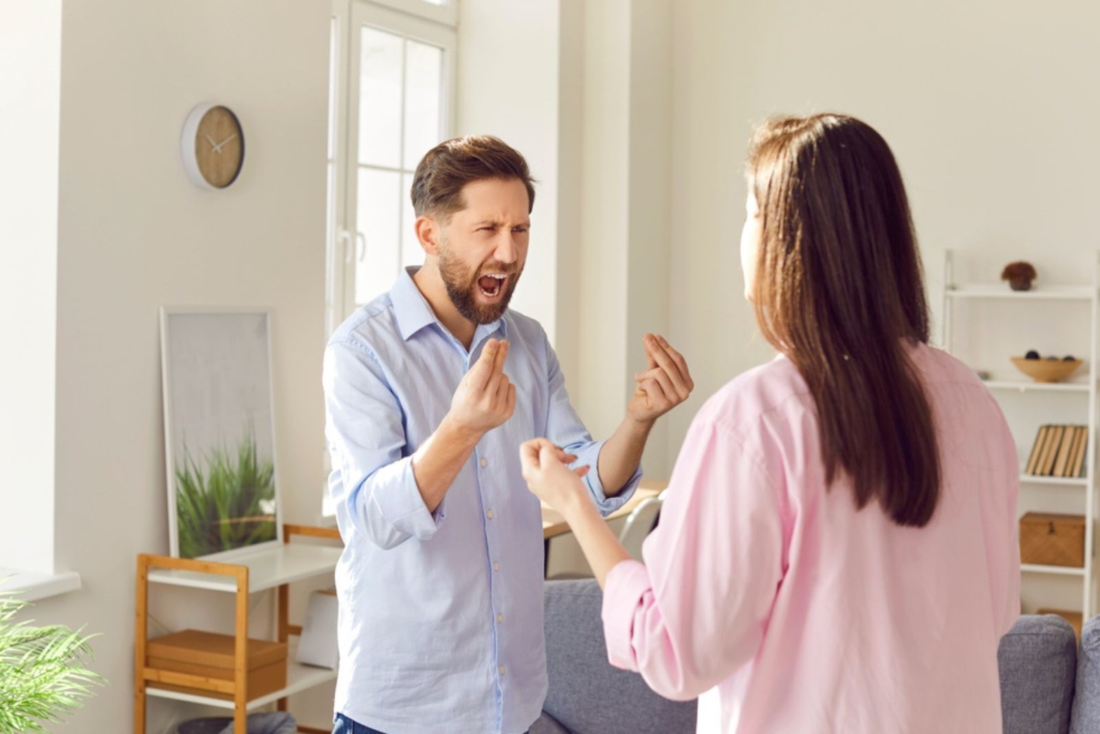 homme en colère criant sur une femme