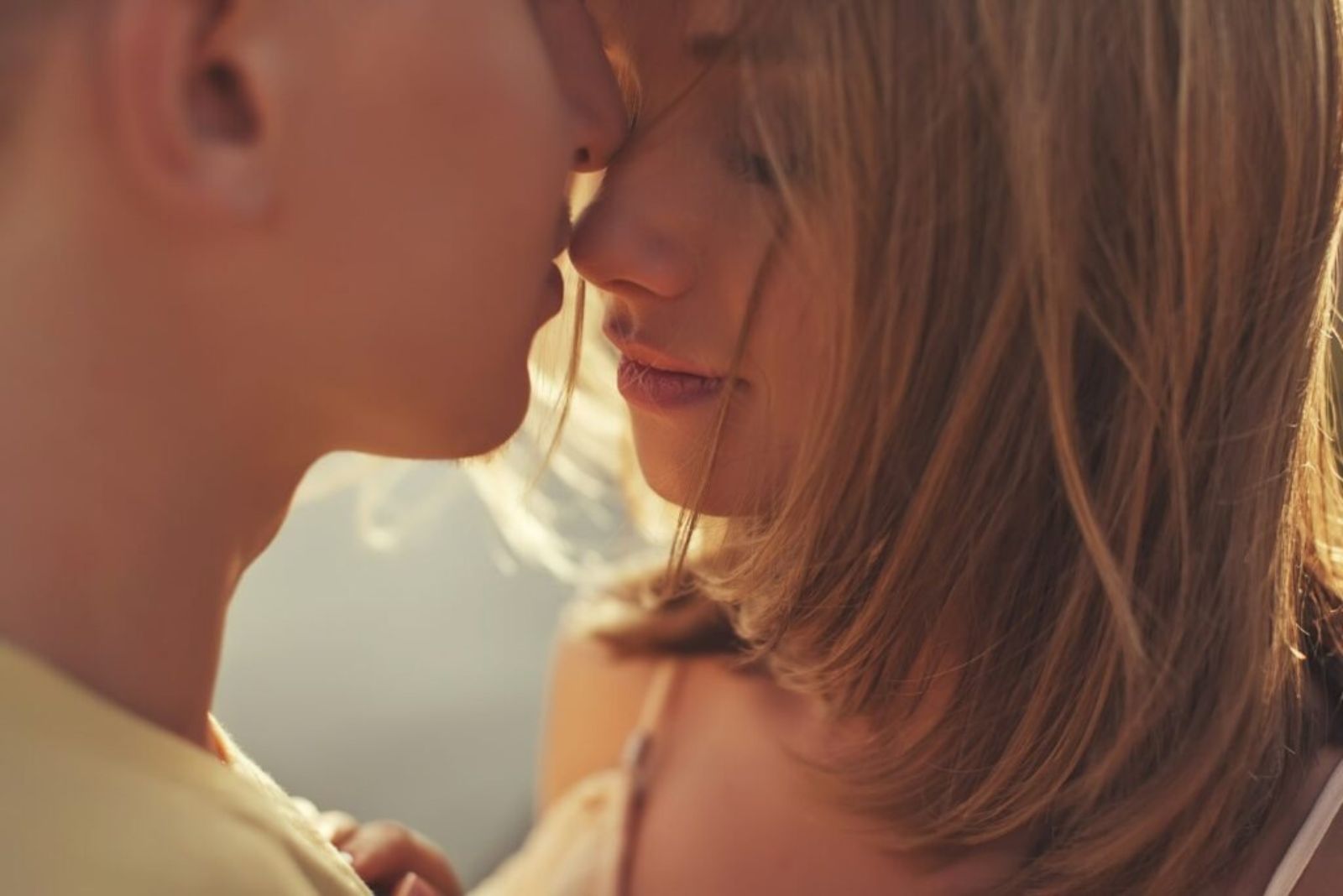 jeune couple se câlinant