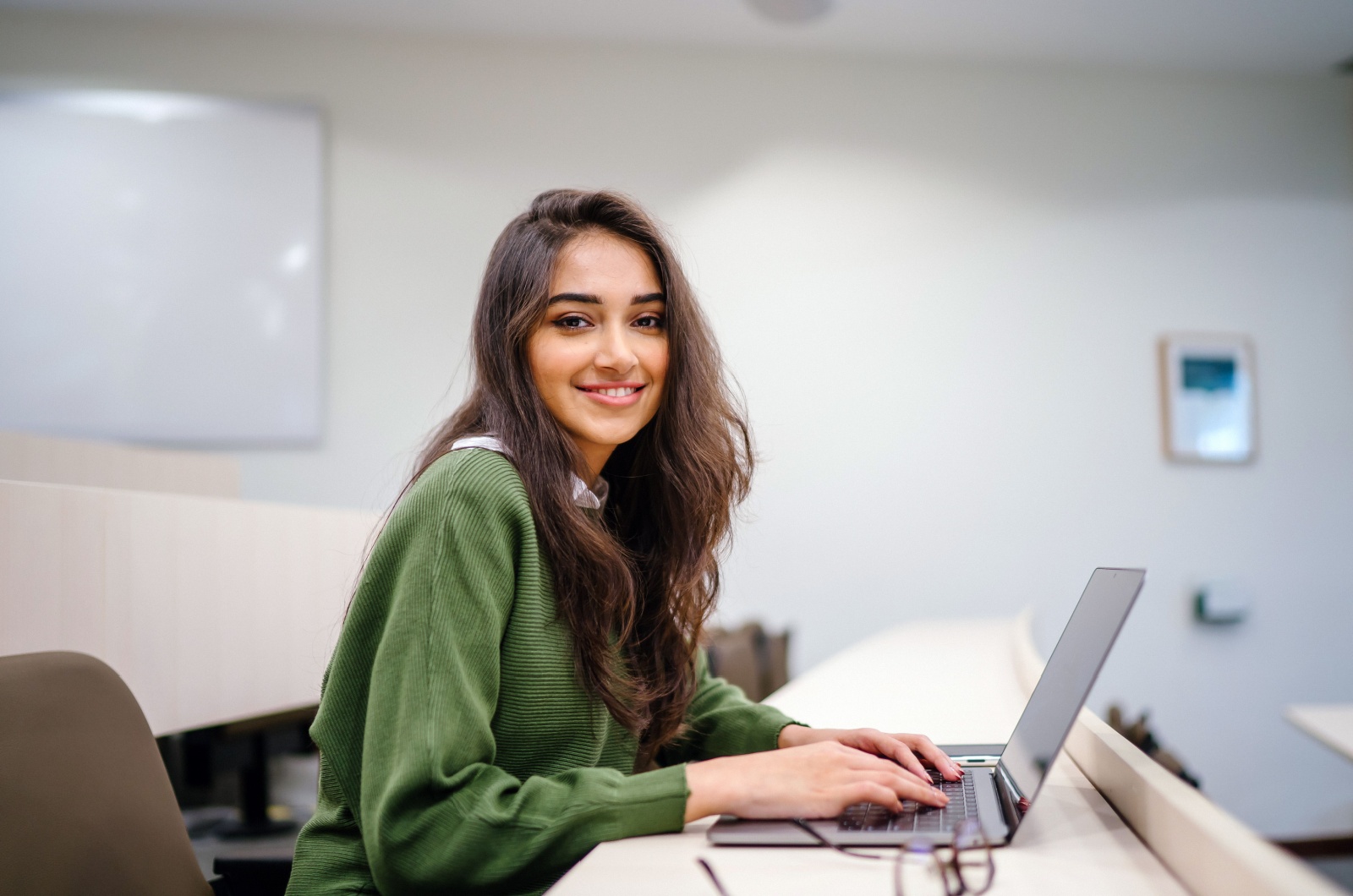 jeune femme avec ordinateur portable