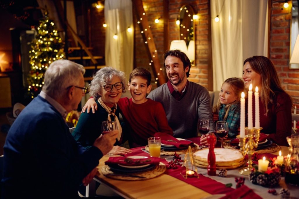 la famille est assise à table