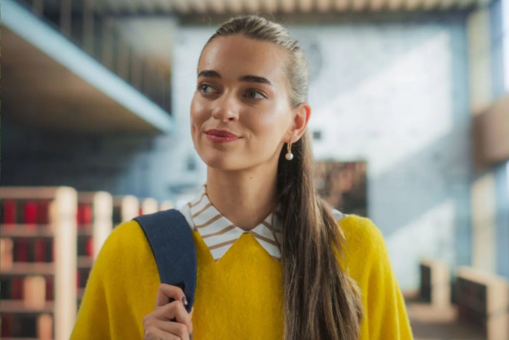 la fille avec le sac à dos