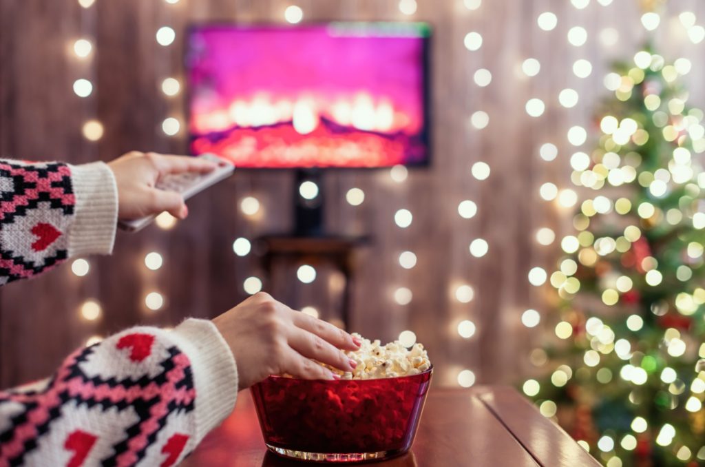 la fille mange du pop corn