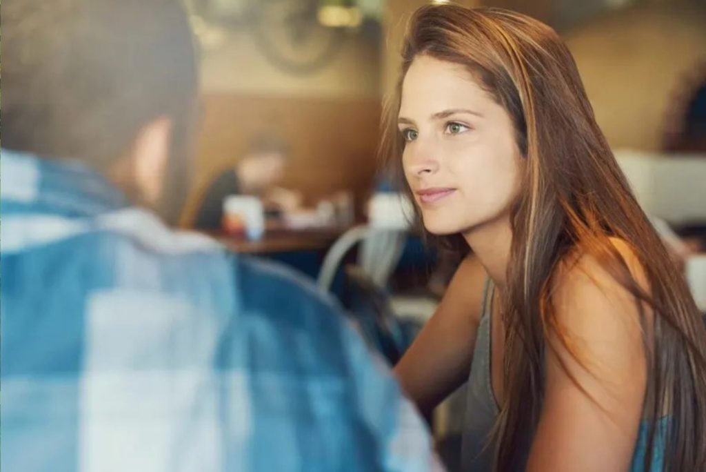 la fille parle à l'homme à table