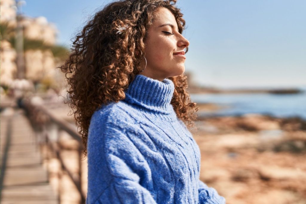 la fille profite du soleil