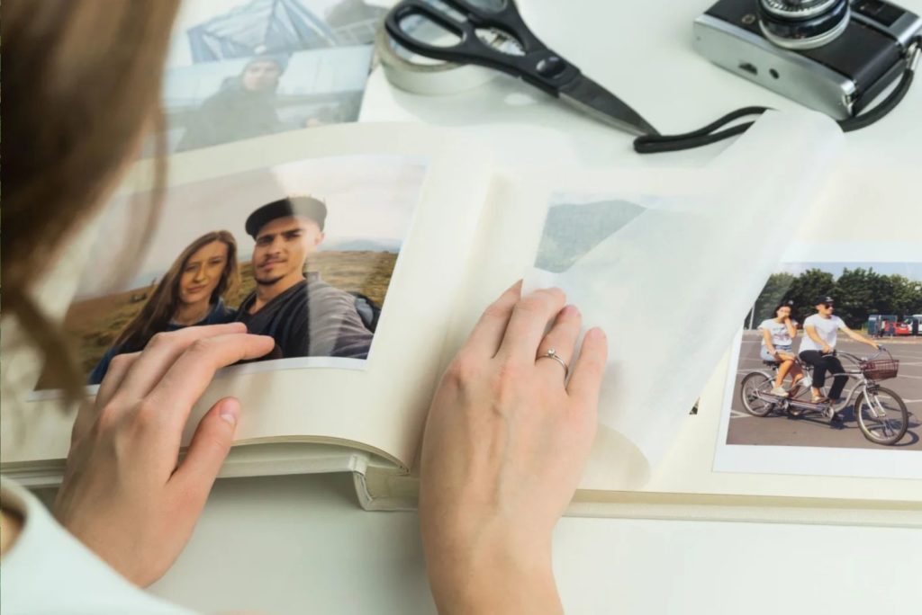 la fille regarde un album avec des photos