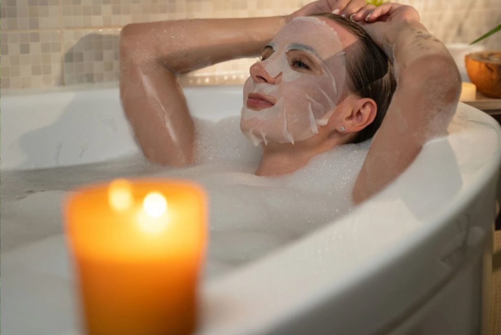 la fille se détend dans le bain