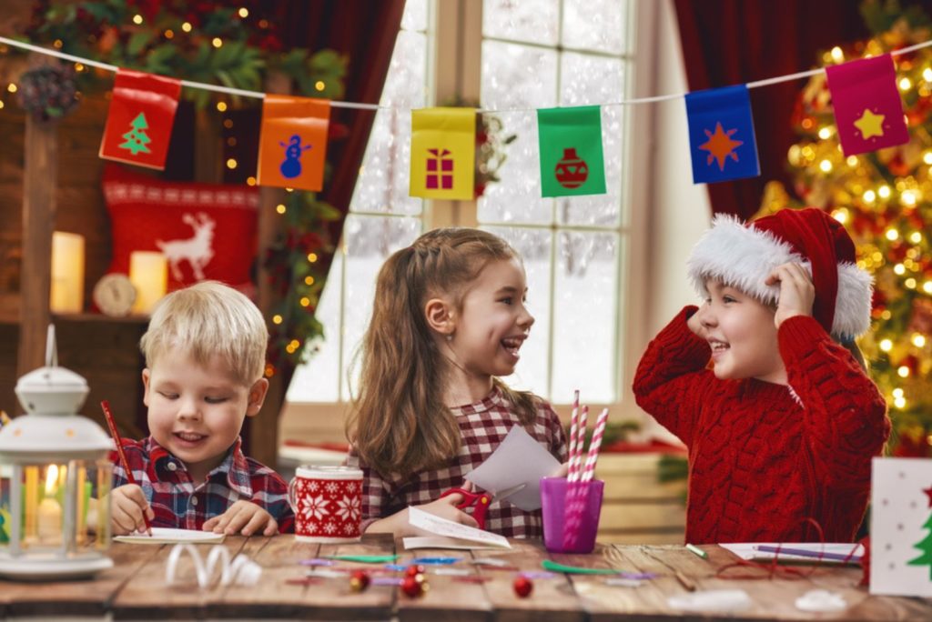 les enfants prêts à faire la fête