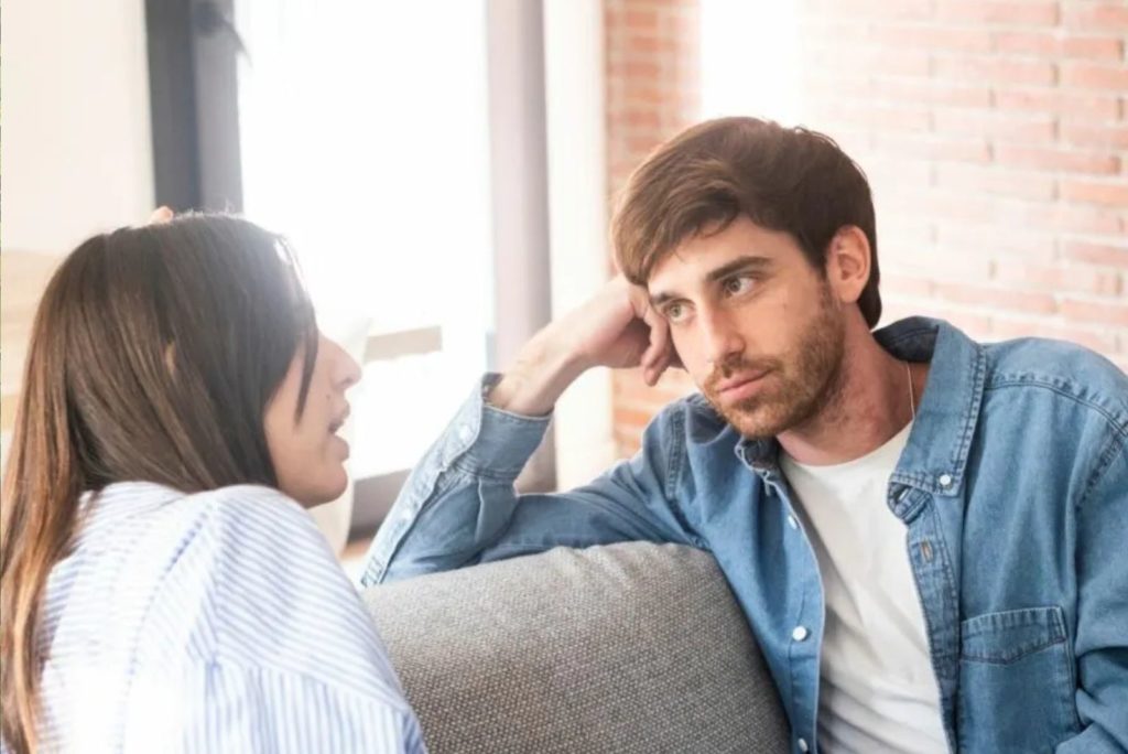 l'homme écoute attentivement la fille