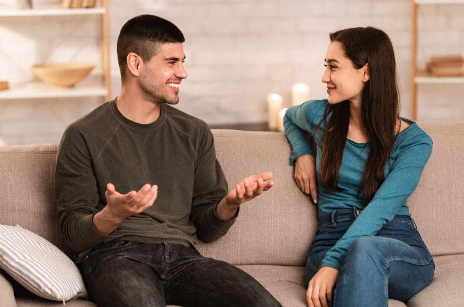 un couple discute sur le canapé