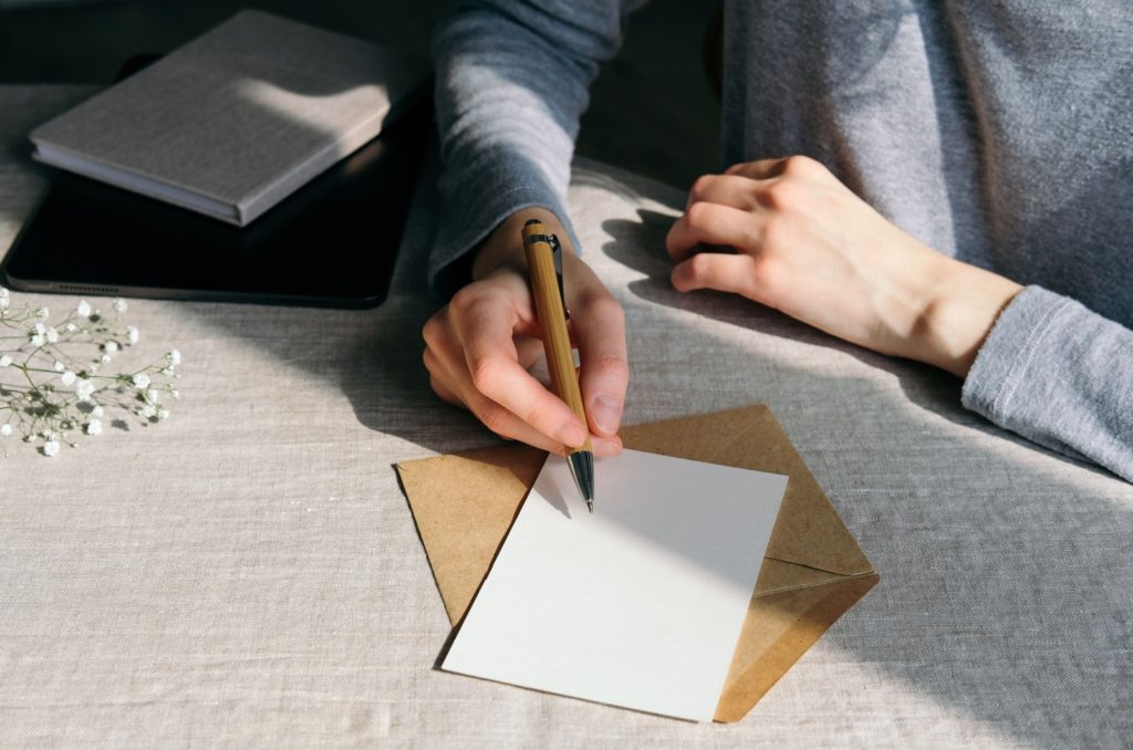 un homme est assis et écrit une lettre