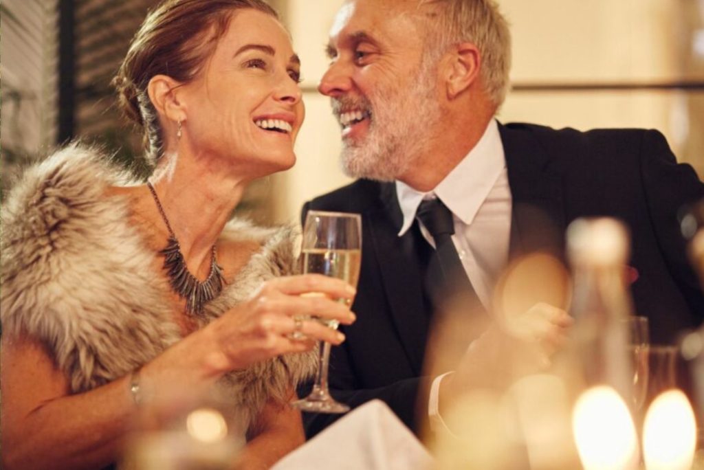 un homme et une femme boivent du vin