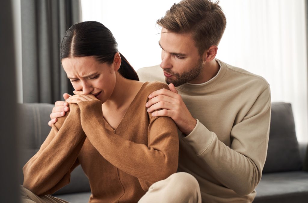 un homme réconforte une fille