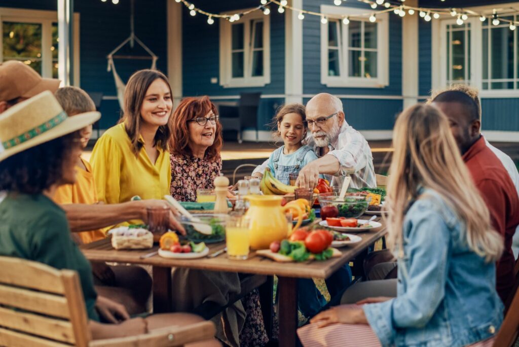 une famille heureuse est assise à table