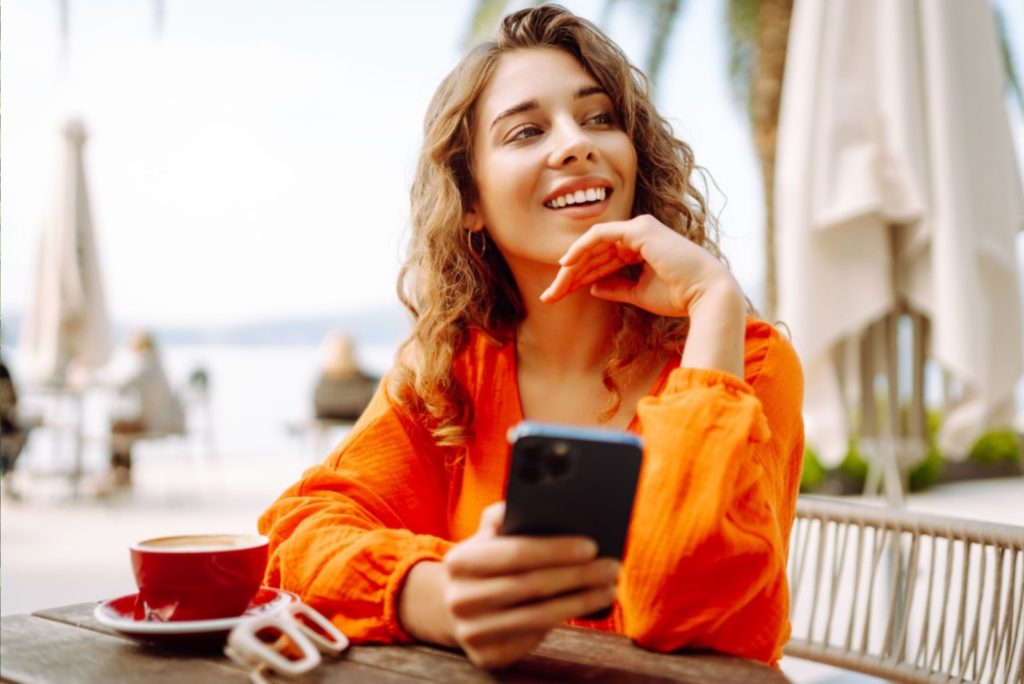 une fille est assise dans un café en plein air