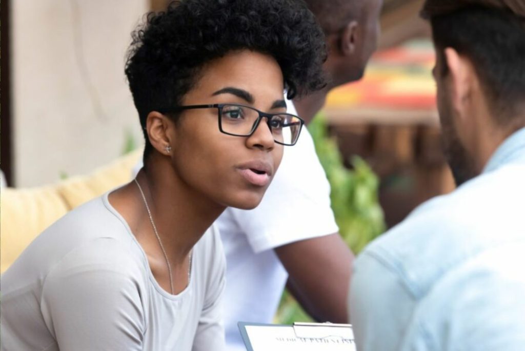 une fille parle à un homme sur l'otoren