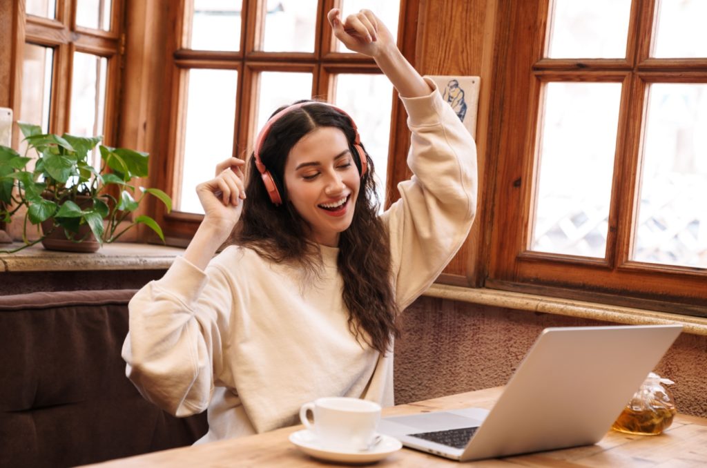 une fille souriante écoute de la musique