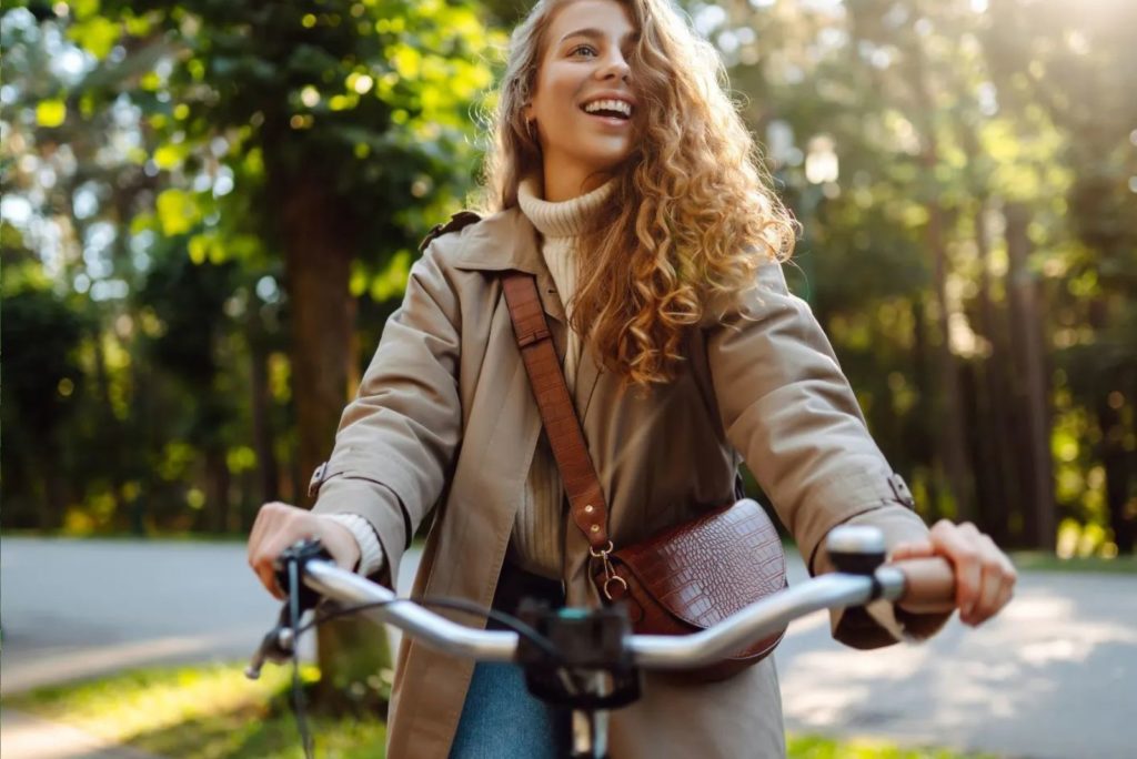 une fille souriante fait du vélo