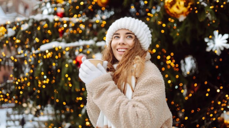 fille souriante avec une tasse à la main