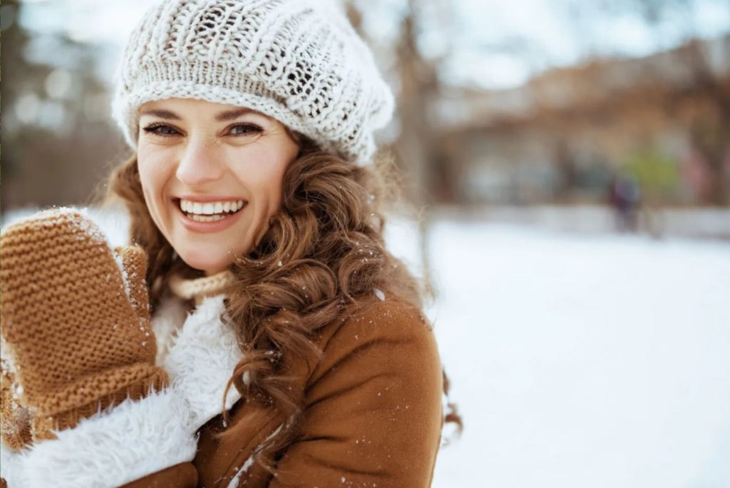 fille souriante, debout, sur, neige