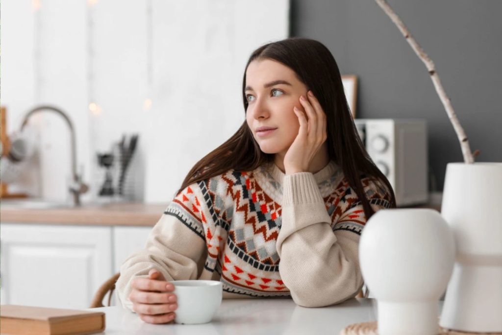 une fille imaginaire est assise à table